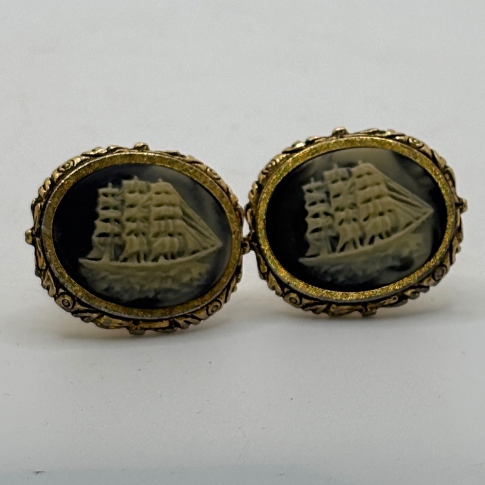 Vintage Dante Oval Cameo‎ Cufflinks Gold Tone Tall Ship Sailboat Embossed Design